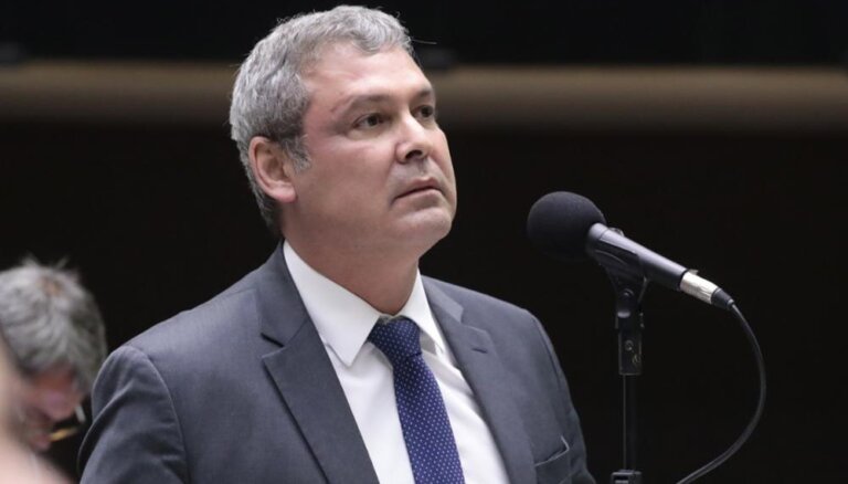 lindbergh-pede-a-pf-quebra-de-sigilos-e-busca-e-apreensao-no-escritorio-de-flavio-bolsonaro