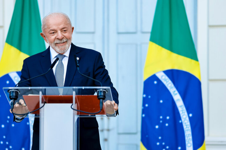 em-pesquisa-datafolha-para-o-planalto,-lula-abre-8-pontos-sobre-flavio-bolsonaro