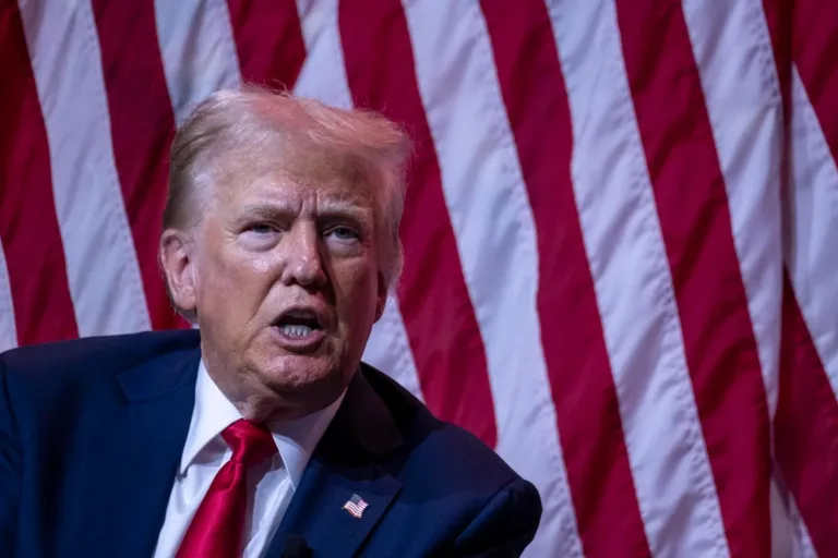 trump-manda-instalar-avisos-no-museu-smithsonian-por-considerar-historia-dos-eua-“imprecisa”