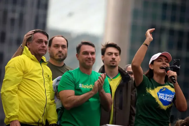 os-que-foram-mordidos-pela-familia-e-estao-quietos.-por-moises-mendes