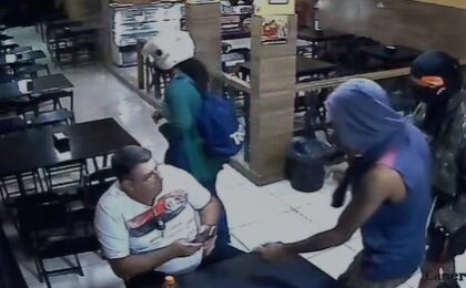 em-pizzaria-de-guarus,-criminosos-rendem-clientes-durante-assalto
