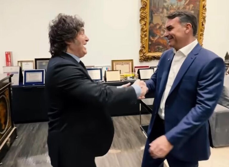 milei-apoia-flavio-bolsonaro-antes-da-convencao-do-pl-e-fala-em-“grande-esperanca-para-outubro”
