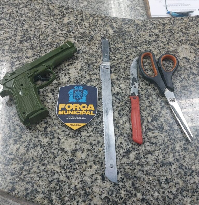 forca-municipal-apreende-replica-de-arma-de-fogo,-facas-e-tesoura-com-homem-na-tijuca