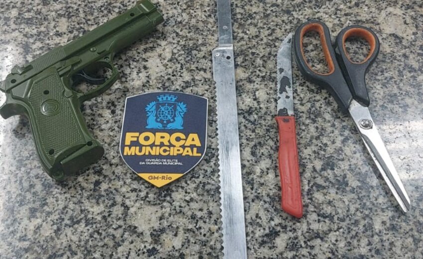 forca-municipal-apreende-replica-de-arma-de-fogo,-facas-e-tesoura-com-homem-na-tijuca