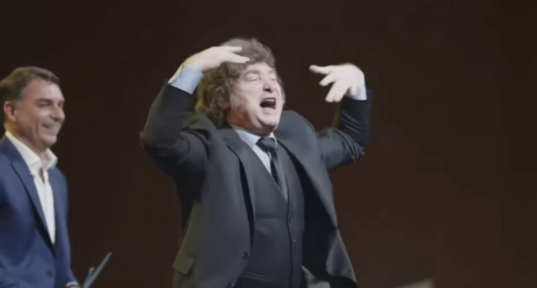 em-convencao-de-flavio-bolsonaro,-milei-chama-lula-de-“presidiario”-e-moraes-de-“lixo-careca”