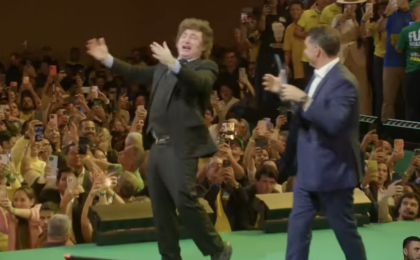 em-convencao-do-pl,-sem-personalidade,-flavio-bolsonaro-copia-danca-de-milei