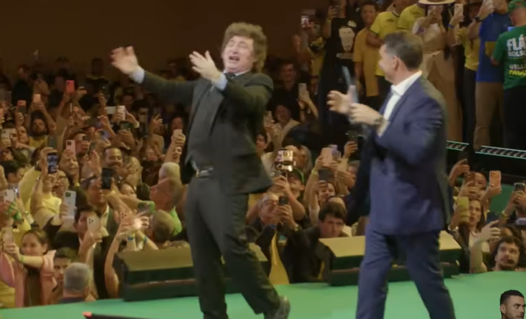 em-convencao-do-pl,-sem-personalidade,-flavio-bolsonaro-copia-danca-de-milei