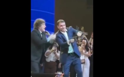 tesoura-de-flavio-bolsonaro-quebra-durante-convencao-do-pl-com-milei