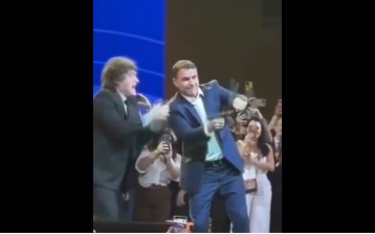 tesoura-de-flavio-bolsonaro-quebra-durante-convencao-do-pl-com-milei