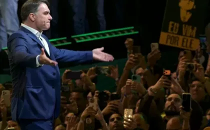 flavio-bolsonaro-lanca-candidatura-em-ato-que-lota-espaco-e-esvazia-antes-de-discurso