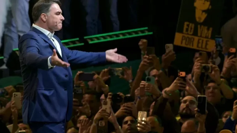 flavio-bolsonaro-lanca-candidatura-em-ato-que-lota-espaco-e-esvazia-antes-de-discurso