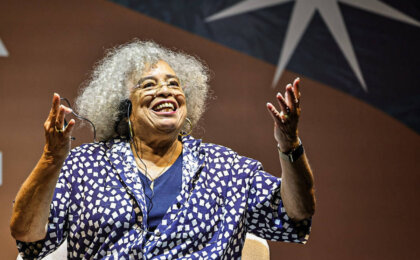 angela-davis-critica-bolsonaro-na-flip-e-diz-que-brasil-nao-pode-eleger-“o-filho”