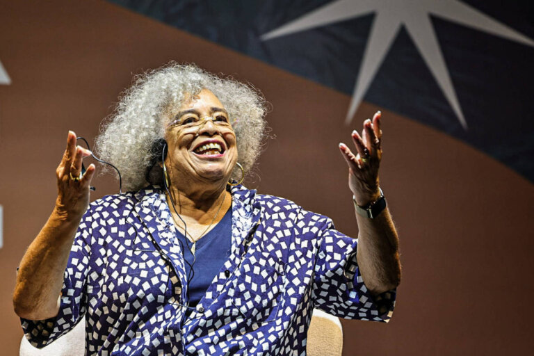 angela-davis-critica-bolsonaro-na-flip-e-diz-que-brasil-nao-pode-eleger-“o-filho”