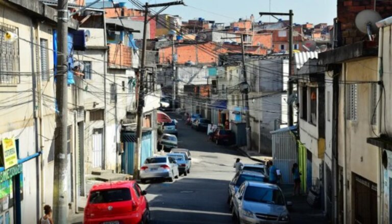 em-comunidades-do-rio,-crime-organizado-avanca-sobre-comercio-de-produtos-essenciais-e-impoe-monopolios