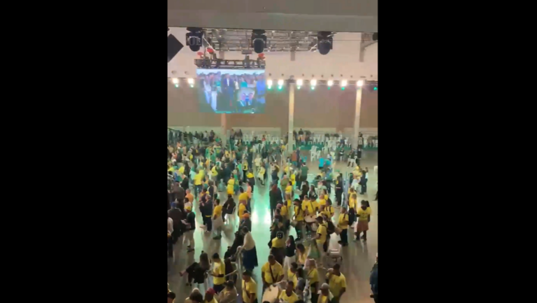 apoiadores-esvaziam-convencao-do-pl-durante-discurso-de-flavio-bolsonaro