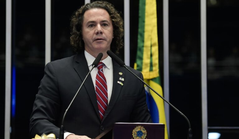 veneziano-nomeou-servidora-de-prefeitura,-filho-de-aliado-e-pastor-no-gabinete-do-senado