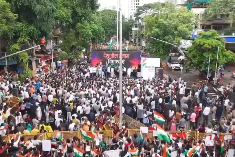 em-exames,-protestos-na-india-acabam-apos-queda-de-ministro-e-promessa-de-reforma