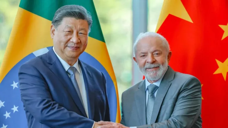em-meio-a-tensao-comercial-com-os-eua,-lula-marca-telefonema-com-xi-jinping