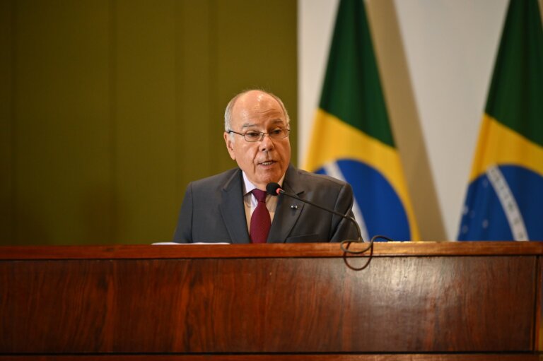 mauro-vieira-chama-falas-de-milei-no-pl-de-“inaceitaveis”-e-ve-interferencia-no-brasil