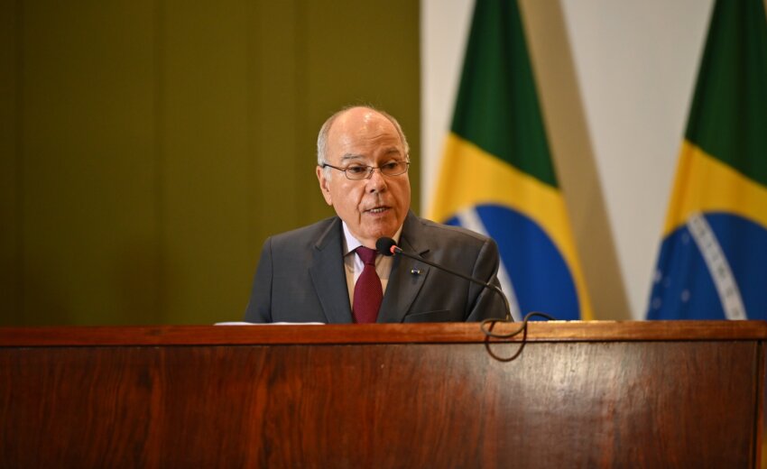 mauro-vieira-chama-falas-de-milei-no-pl-de-“inaceitaveis”-e-ve-interferencia-no-brasil