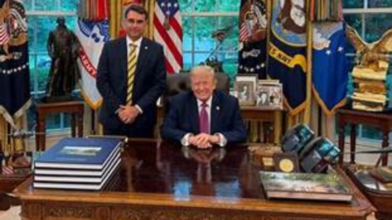 tarifaco-dos-eua-e-visto-como-ajuda-de-trump-a-flavio-bolsonaro-por-52%-dos-brasileiros,-revela-datafolha