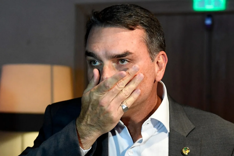 protecao?-processo-que-pode-deixar-flavio-bolsonaro-inelegivel-esta-parado-ha-4-anos-no-tse