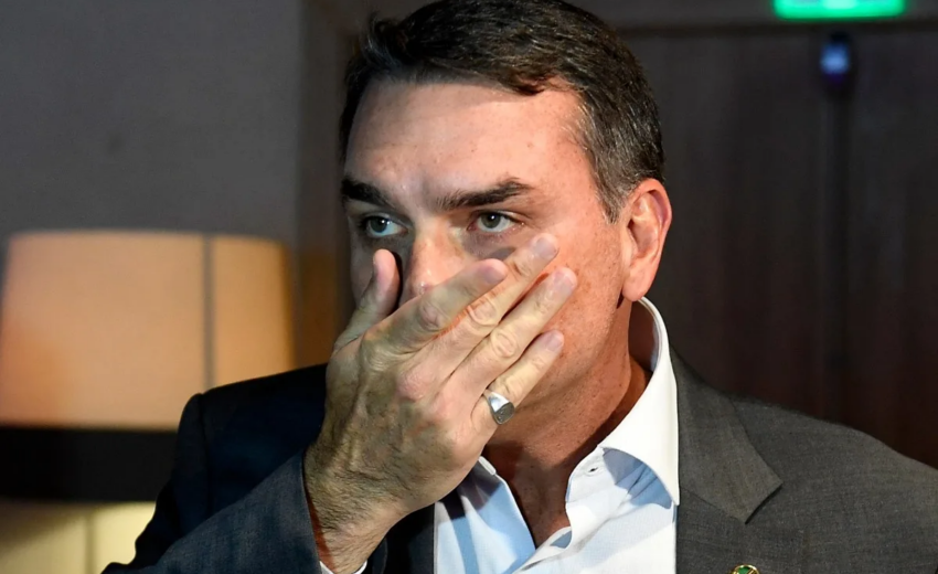 protecao?-processo-que-pode-deixar-flavio-bolsonaro-inelegivel-esta-parado-ha-4-anos-no-tse