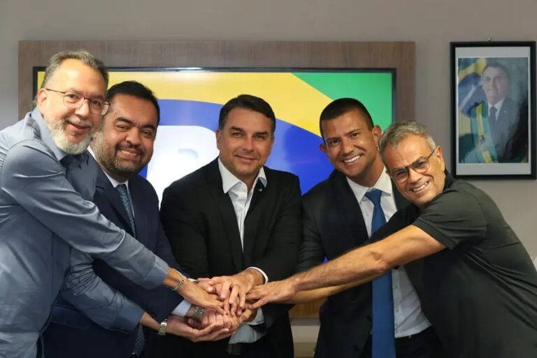 pl-e-flavio-bolsonaro-mantem-apoio-a-candidato-ao-senado-preso-por-ligacao-com-o-cv