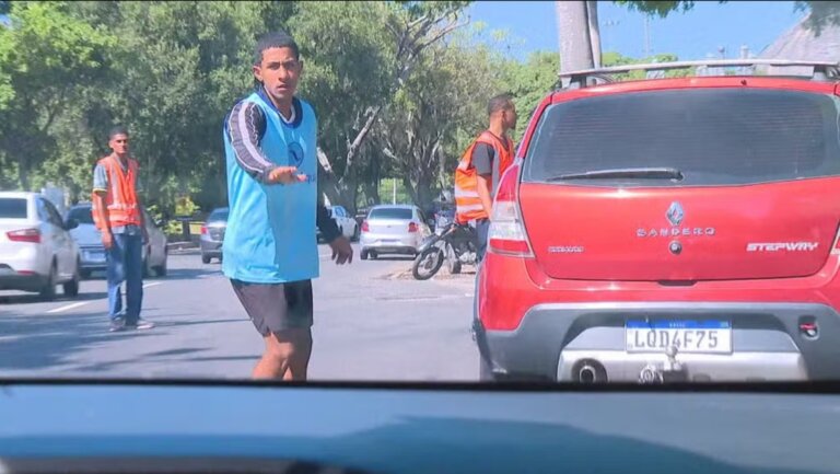 em-pontos-turisticos-do-rio,-flanelinhas-cobram-ate-r$-30-por-vagas-irregulares