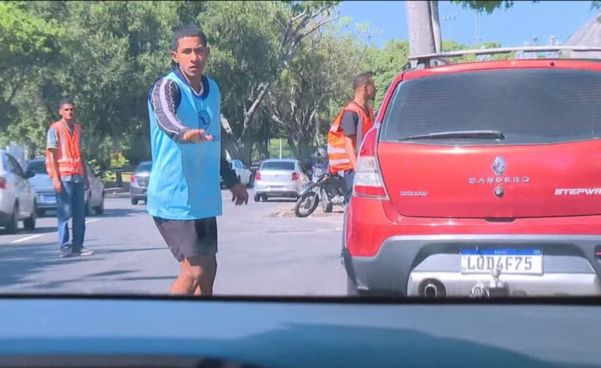em-pontos-turisticos-do-rio,-flanelinhas-cobram-ate-r$-30-por-vagas-irregulares