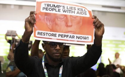 evento-dos-eua-no-rio-e-interrompido-por-protesto-contra-politicas-de-trump-sobre-hiv