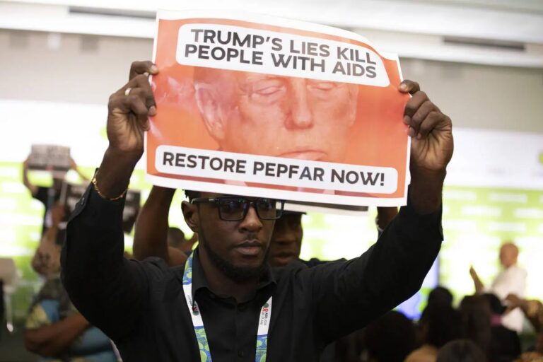 evento-dos-eua-no-rio-e-interrompido-por-protesto-contra-politicas-de-trump-sobre-hiv