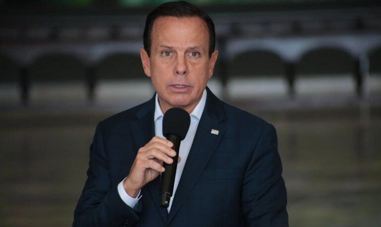 muro-de-vidro-da-usp-fracassa-e-vira-cercamento-de-bambu-quase-dez-anos-apos-obra-de-doria