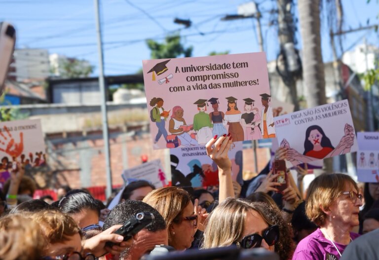 em-niteroi,-ato-contra-o-feminicidio-marca-abertura-da-reuniao-anual-da-sbpc