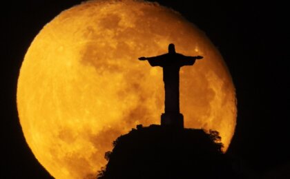 lua-cria-cena-rara-atras-do-cristo-redentor-e-fotografo-registra-espetaculo;-assista-o