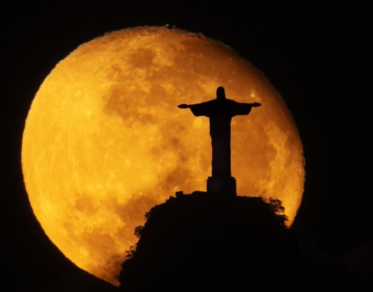 lua-cria-cena-rara-atras-do-cristo-redentor-e-fotografo-registra-espetaculo;-assista-o