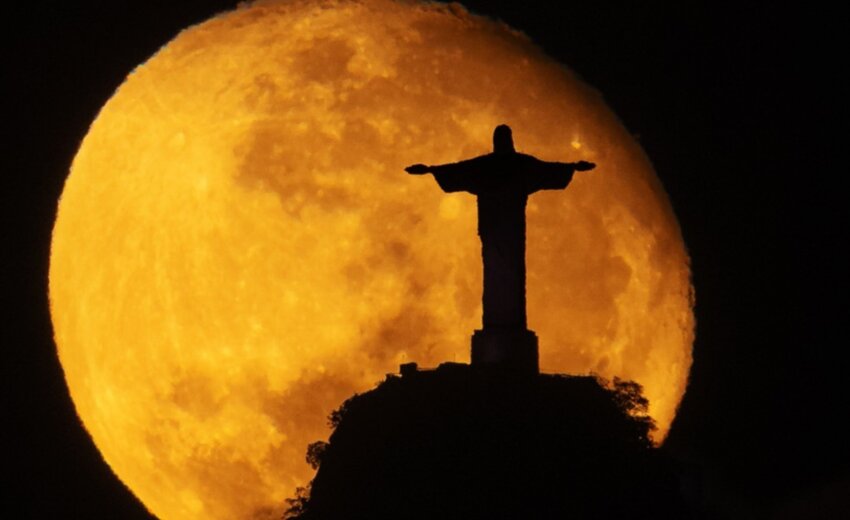 lua-cria-cena-rara-atras-do-cristo-redentor-e-fotografo-registra-espetaculo;-assista-o
