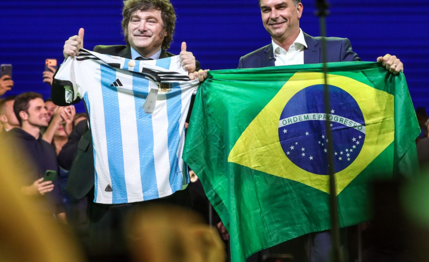 milei-vira-alvo-de-denuncia-penal-por-viagem-ao-brasil-para-de-flavio-bolsonaro;-entenda