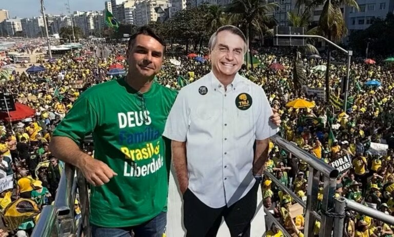 em-pausa-e-aliados-de-flavio-apostam-em-boneco,-ia-com-bolsonaro-entra