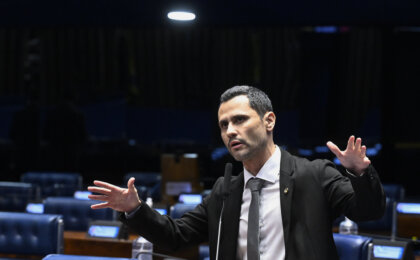 em-mg-para-montar-palanque-de-flavio-bolsonaro,-direita-quer-sacrificar-lider-das-pesquisas