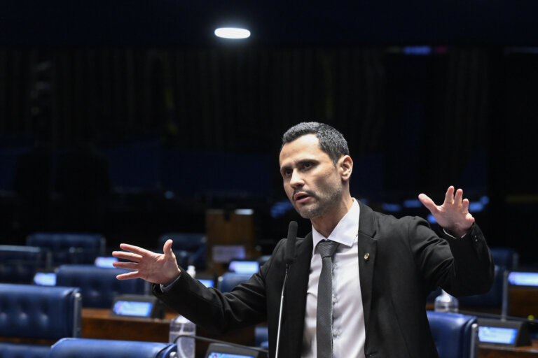 em-mg-para-montar-palanque-de-flavio-bolsonaro,-direita-quer-sacrificar-lider-das-pesquisas