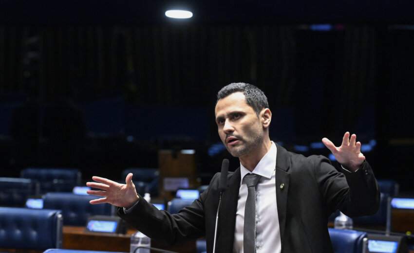 em-mg-para-montar-palanque-de-flavio-bolsonaro,-direita-quer-sacrificar-lider-das-pesquisas