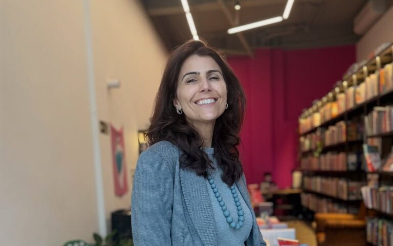 em-alvo-com-adesivo,-“anti-manu”:-manuela-acusa-adversario-bolsonarista-de-transforma-la