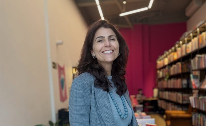 em-alvo-com-adesivo,-“anti-manu”:-manuela-acusa-adversario-bolsonarista-de-transforma-la