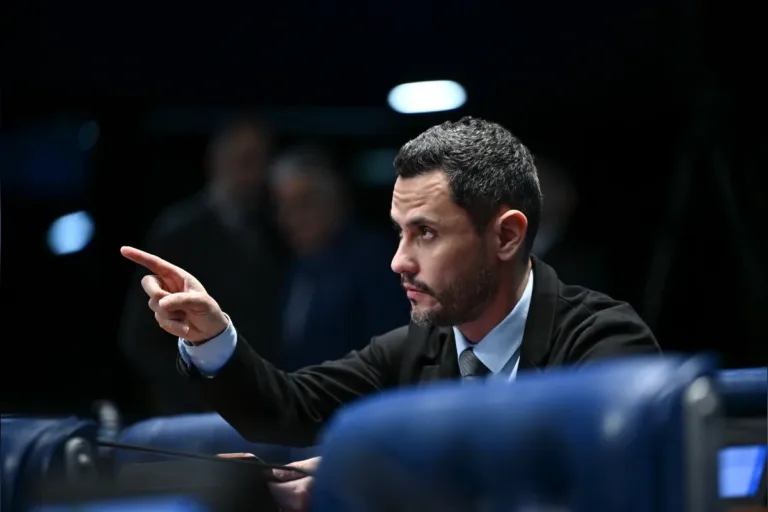 quaest:-cleitinho-chega-a-35%-e-abre-mais-de-20-pontos-sobre-adversarios-em-mg
