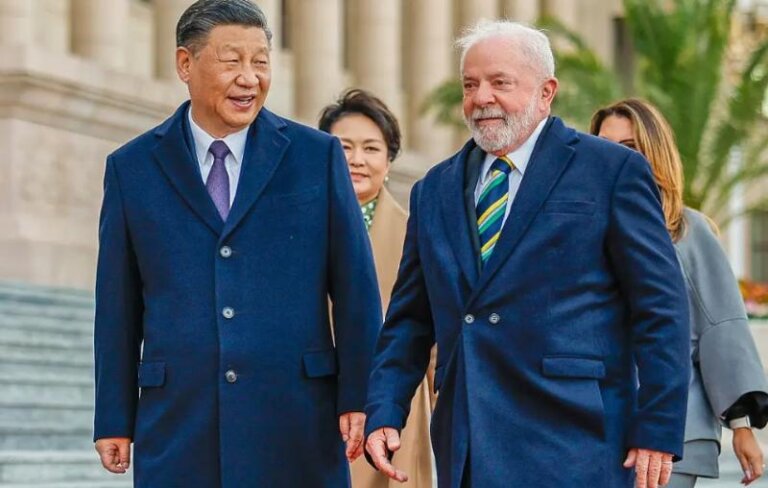em-nome-dos-bolsonaros-une-elites-internacionais,-em-defesa-de-lula,-o-tarifaco-de-trump