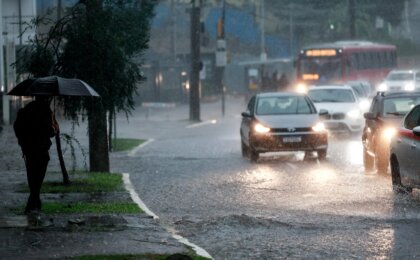 em-rios-ate-quarta-feira,-rs-entra-em-alerta-para-tempestades,-granizo-e-cheias