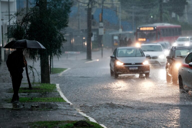 em-rios-ate-quarta-feira,-rs-entra-em-alerta-para-tempestades,-granizo-e-cheias