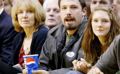 ben-affleck-se-emociona-e-diz-que-defesa-da-palestina-foi-a-causa-da-vida-de-sua-mae