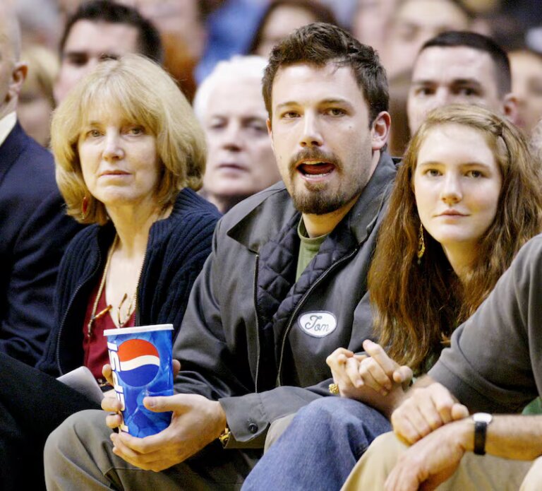 ben-affleck-se-emociona-e-diz-que-defesa-da-palestina-foi-a-causa-da-vida-de-sua-mae